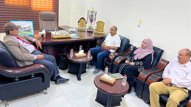 رئيس الهيئة العامة للطيران المدني خلال لقائه اللجنة الوطنية للتحقيق
